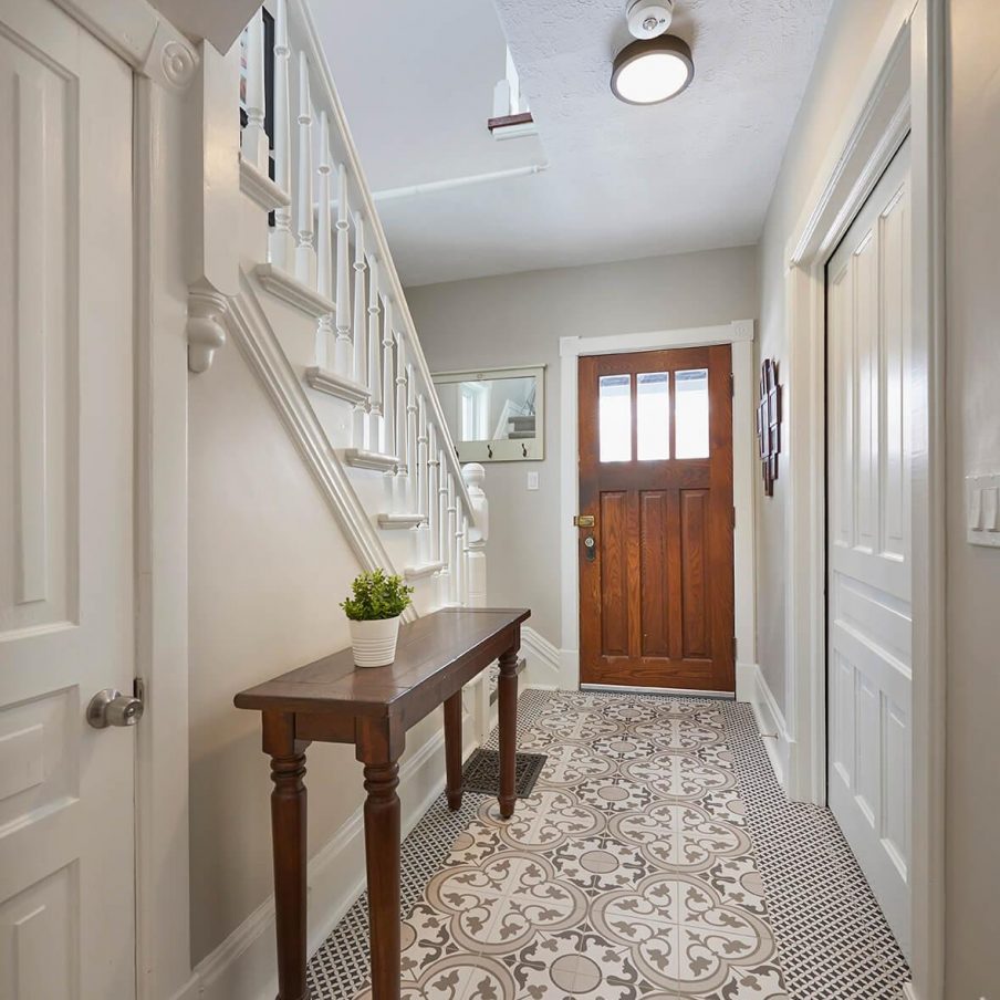 	 	A beautiful, bright entryway welcomes anyone into the home.
	 